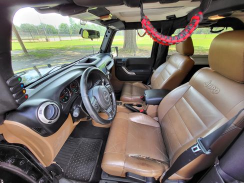 Used 2012 Jeep Wrangler Sahara w/ Connectivity Group AWD/4WD image 16