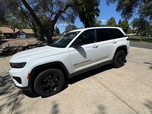 Used 2024 Jeep Grand Cherokee Limited w/ Black Appearance Package AWD/4WD image 2
