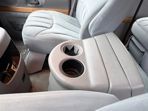 Used 2000 Ford E-150 and Econoline 150 Van image 2