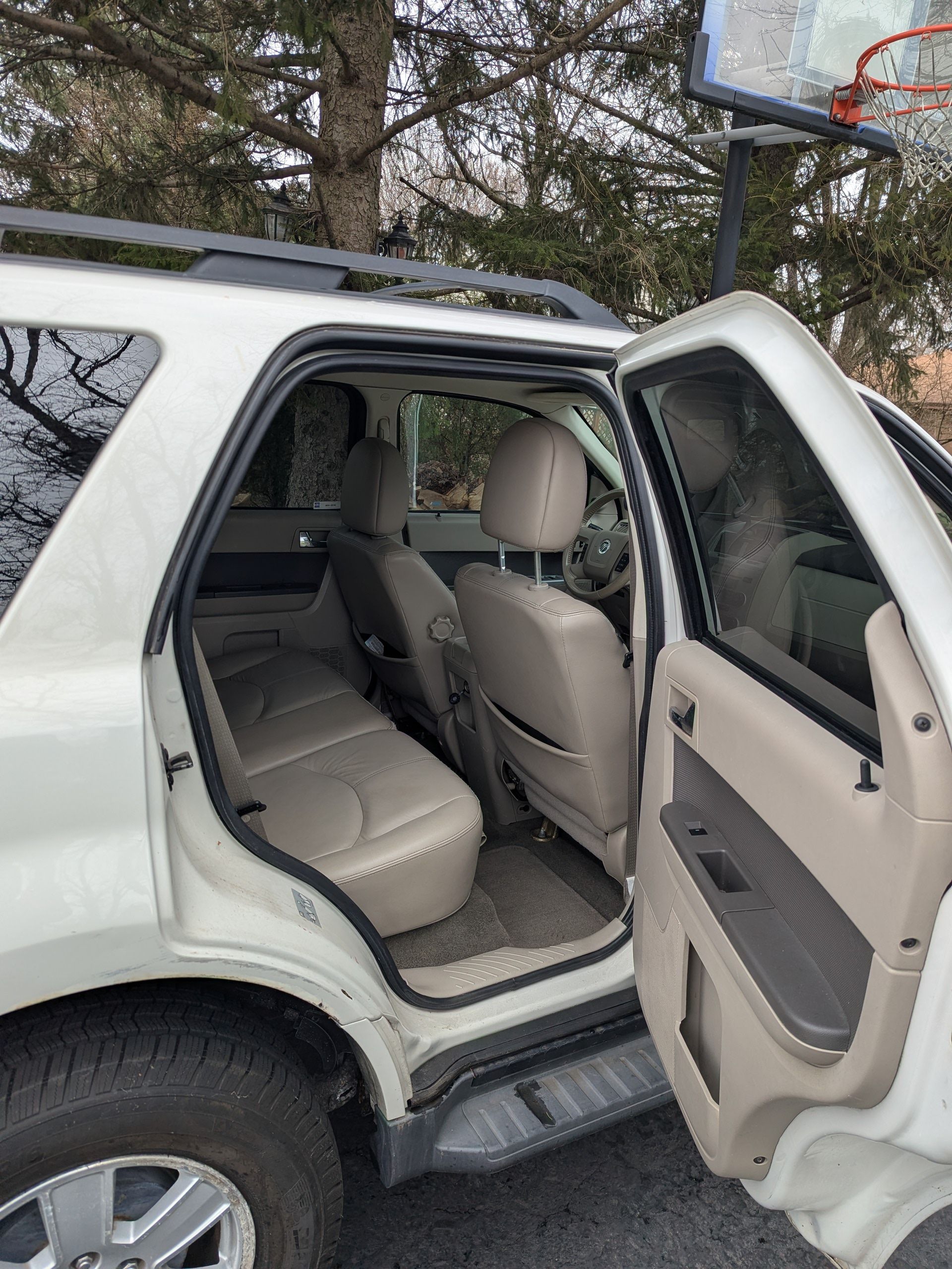 Used 2010 Mercury Mariner 4WD image 2