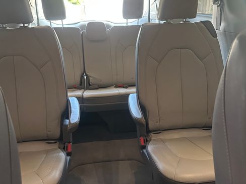 Used 2017 Chrysler Pacifica Touring-L FWD image 10