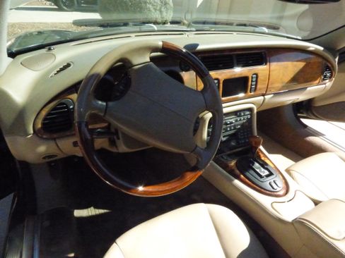 Used 2001 Jaguar XK8 Convertible image 8