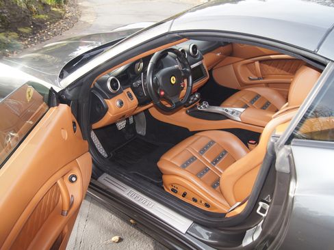 Used 2013 Ferrari California image 11