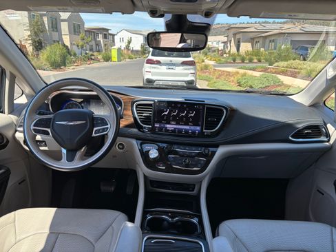 Used 2021 Chrysler Pacifica Limited w/ Uconnect Theater Family Group AWD/4WD image 9