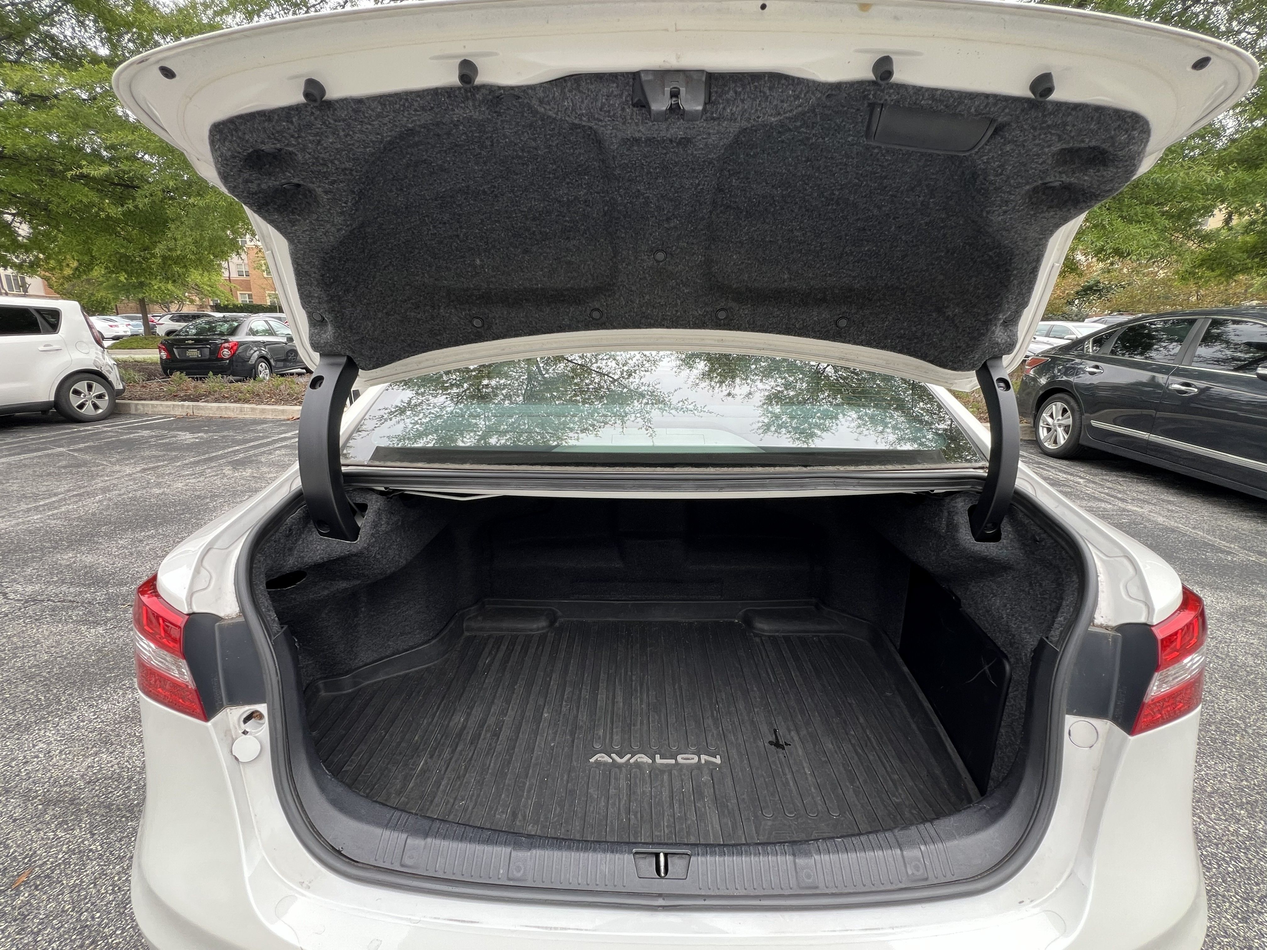Used 2015 Toyota Avalon Limited w/ Technology Package FWD image 12