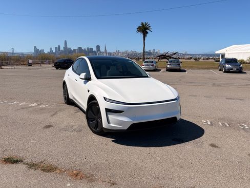 Used 2026 Tesla Model Y Long Range RWD image 4