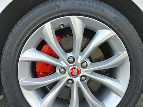 Used 2019 Jaguar XF Premium image 12