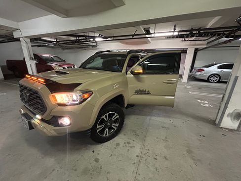 Used 2018 Toyota Tacoma TRD Sport w/ Technology Package image 11