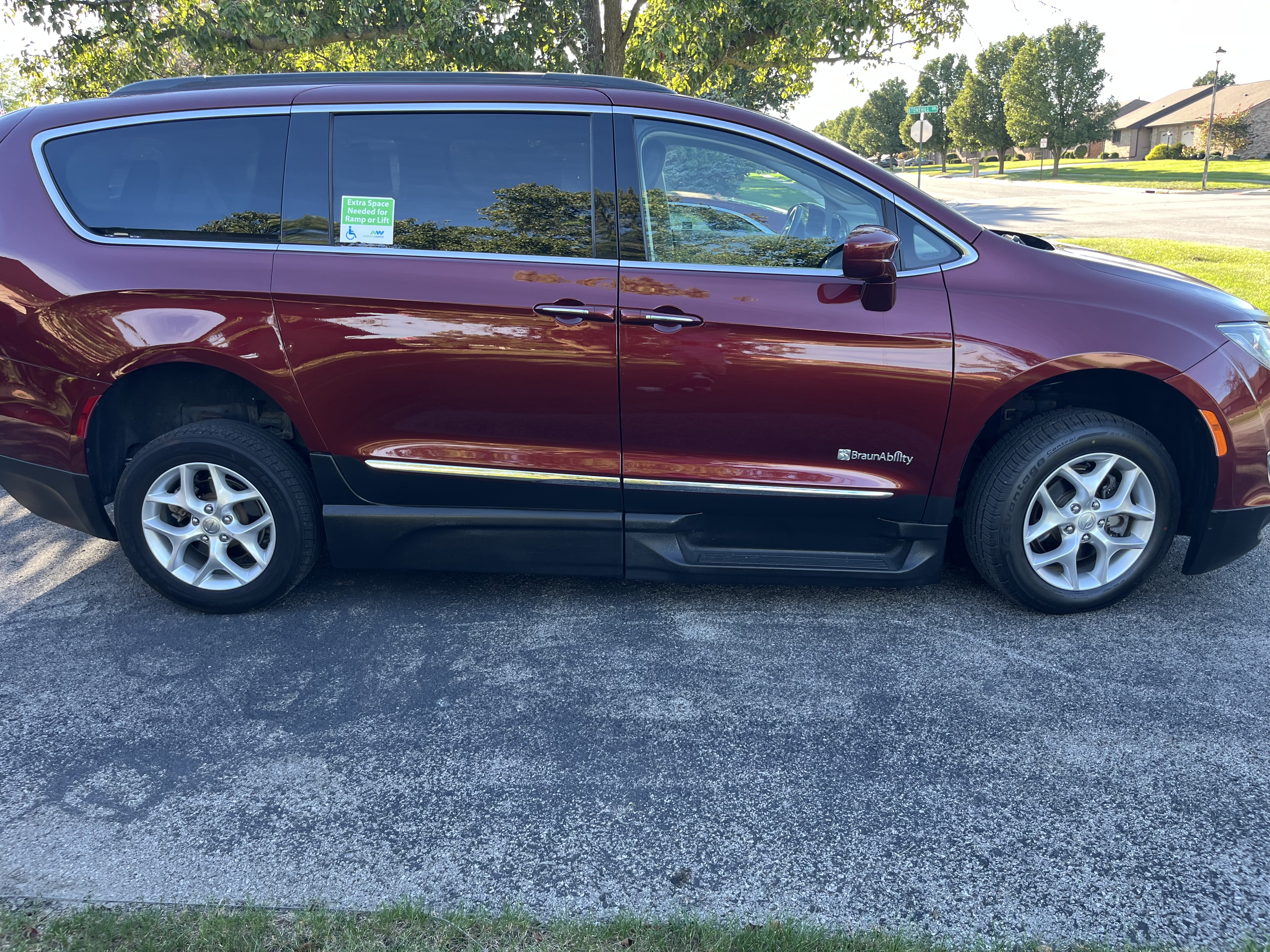 Used 2017 Chrysler Pacifica Touring-L w/ Tire & Wheel Group FWD image 8