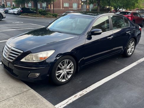 Used 2010 Hyundai Genesis 3.8 w/ Technology Pkg 4 RWD image 2