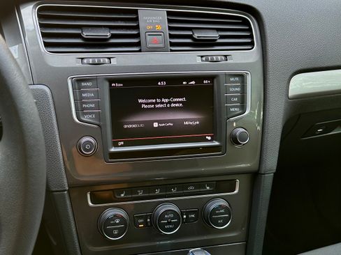 Used 2016 Volkswagen e-Golf SE image 13