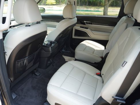 Used 2023 Kia Telluride EX w/ EX Captain's Chair Package FWD image 10