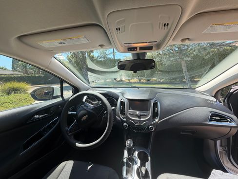 Used 2018 Chevrolet Cruze LT w/ Convenience Package FWD image 8