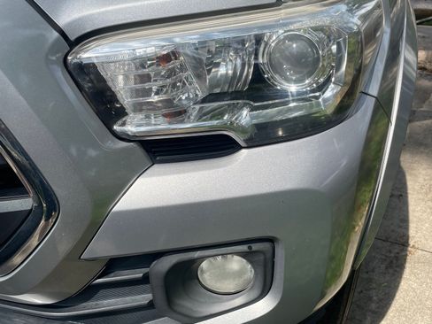 Used 2018 Toyota Tacoma SR5 RWD image 25