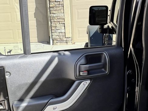 Used 2017 Jeep Wrangler Unlimited Rubicon w/ Connectivity Group image 16