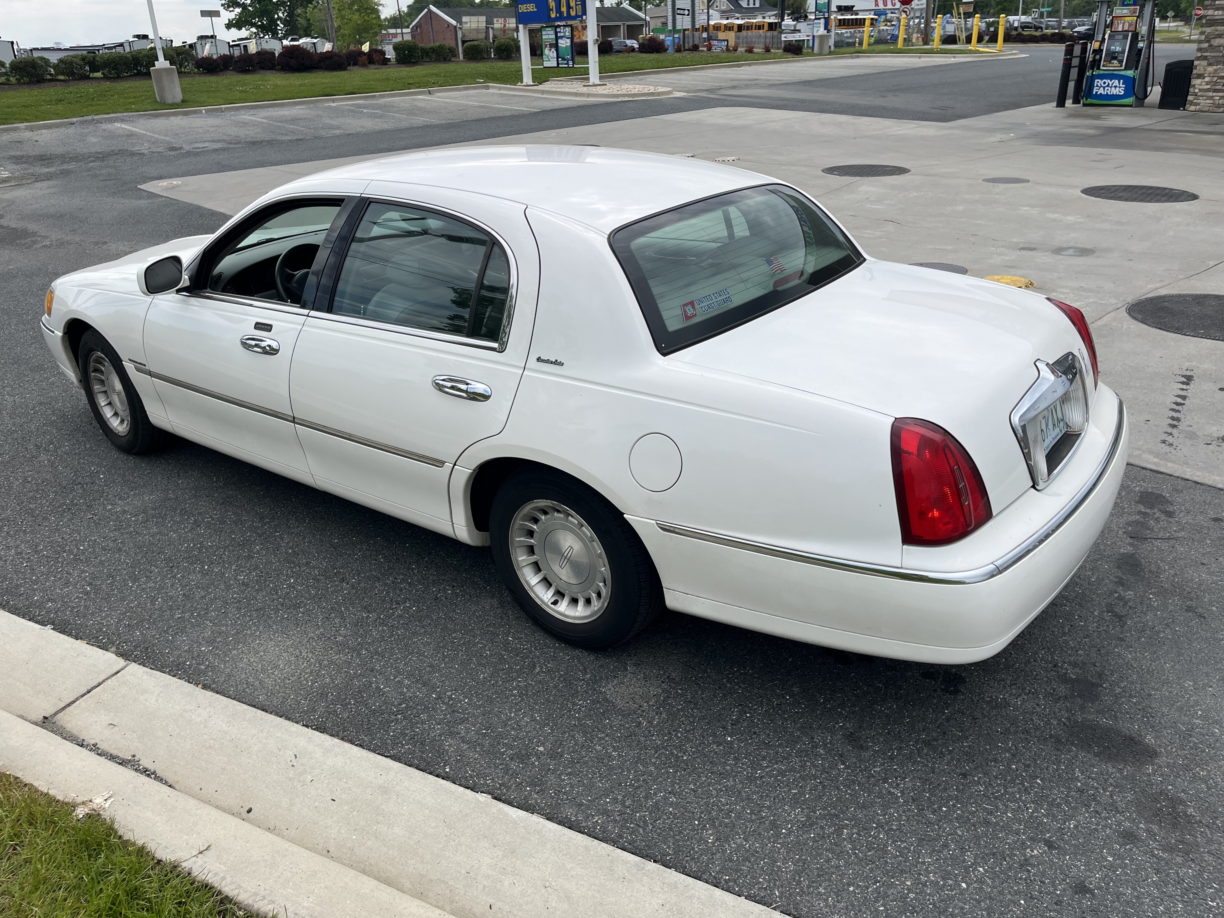 Used 2000 Lincoln Town Car Executive RWD image 4