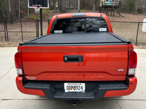 Used 2016 Toyota Tacoma TRD Off-Road w/ Premium & Technology Package image 5