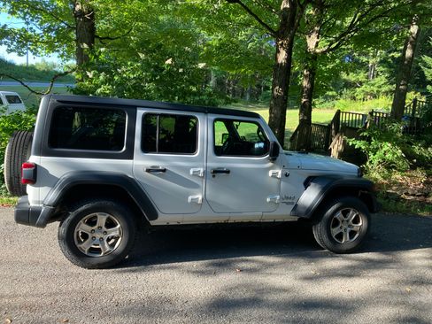 Used 2018 Jeep Wrangler Unlimited Sport S AWD/4WD image 4