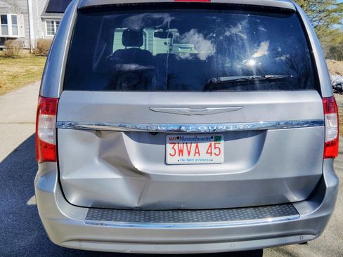 Used 2013 Chrysler Town & Country Touring-L w/ Driver Convenience Group image 8