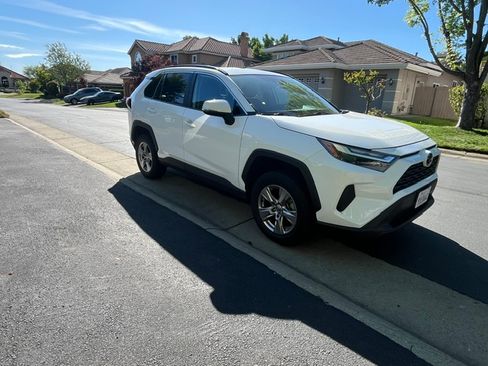 Used 2022 Toyota RAV4 XLE image 1