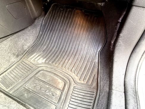 Used 2013 Ford Focus SE w/ SE Winter Pkg image 19