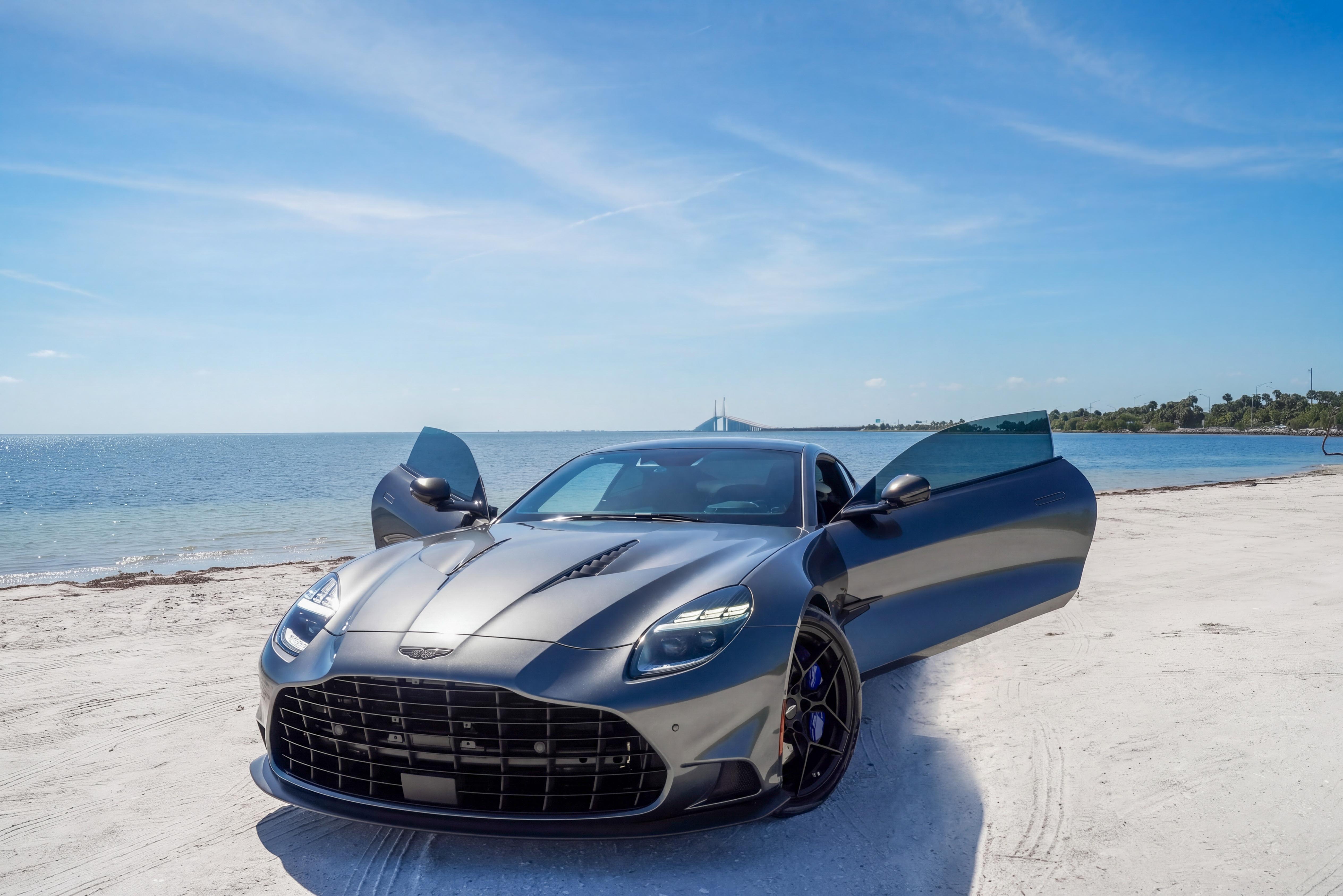 Used 2025 Aston Martin Vanquish RWD image 18