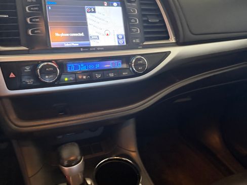 Used 2018 Toyota Highlander XLE FWD image 6