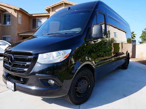 Used 2022 Mercedes-Benz Sprinter 2500 image 2