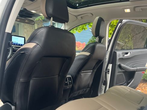 Used 2022 Ford Escape SEL w/ Technology Package FWD image 4