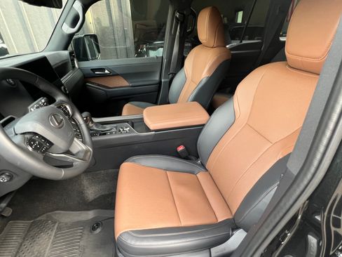 Used 2025 Lexus GX 550 image 11