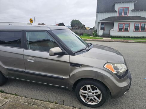 Used 2010 Kia Soul + image 9
