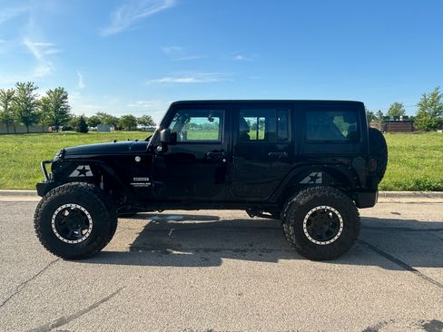 Used 2017 Jeep Wrangler Unlimited Sport w/ Connectivity Group AWD/4WD image 6
