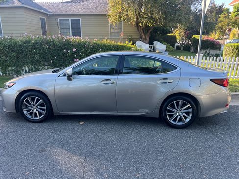 Used 2016 Lexus ES 300h w/ Luxury Package w/Wood Trim FWD image 2