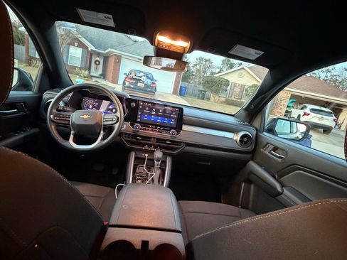 Used 2024 Chevrolet Colorado LT w/ LT Convenience Package image 10