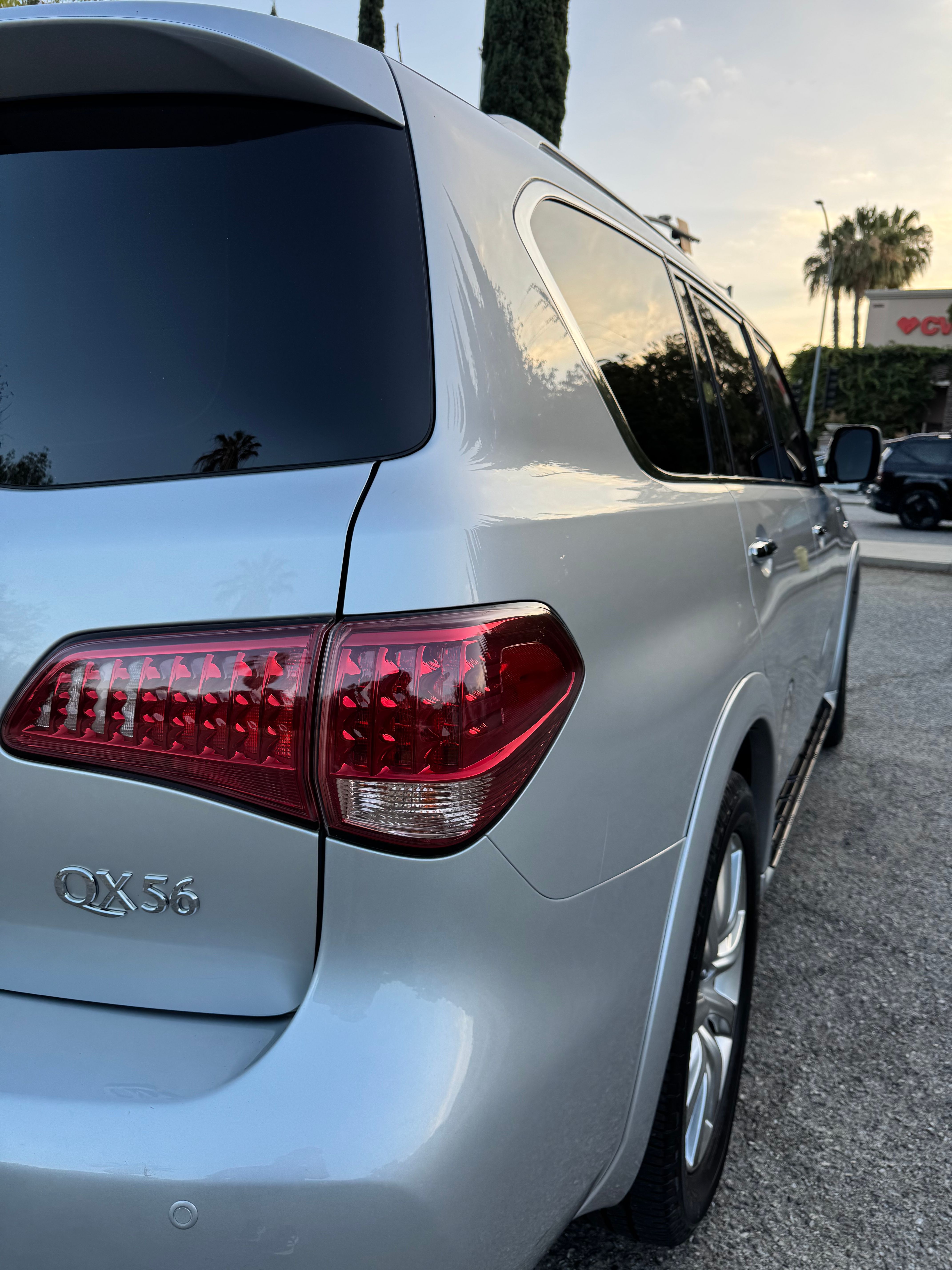 Used 2011 INFINITI QX56 2WD w/ Deluxe Touring Pkg image 25