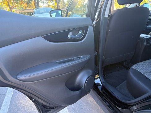 Used 2021 Nissan Rogue Sport SV image 12