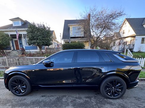 Used 2024 Cadillac Lyriq Luxury image 2