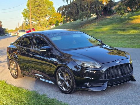 Used 2014 Ford Focus SE w/ SE Winter Package image 4