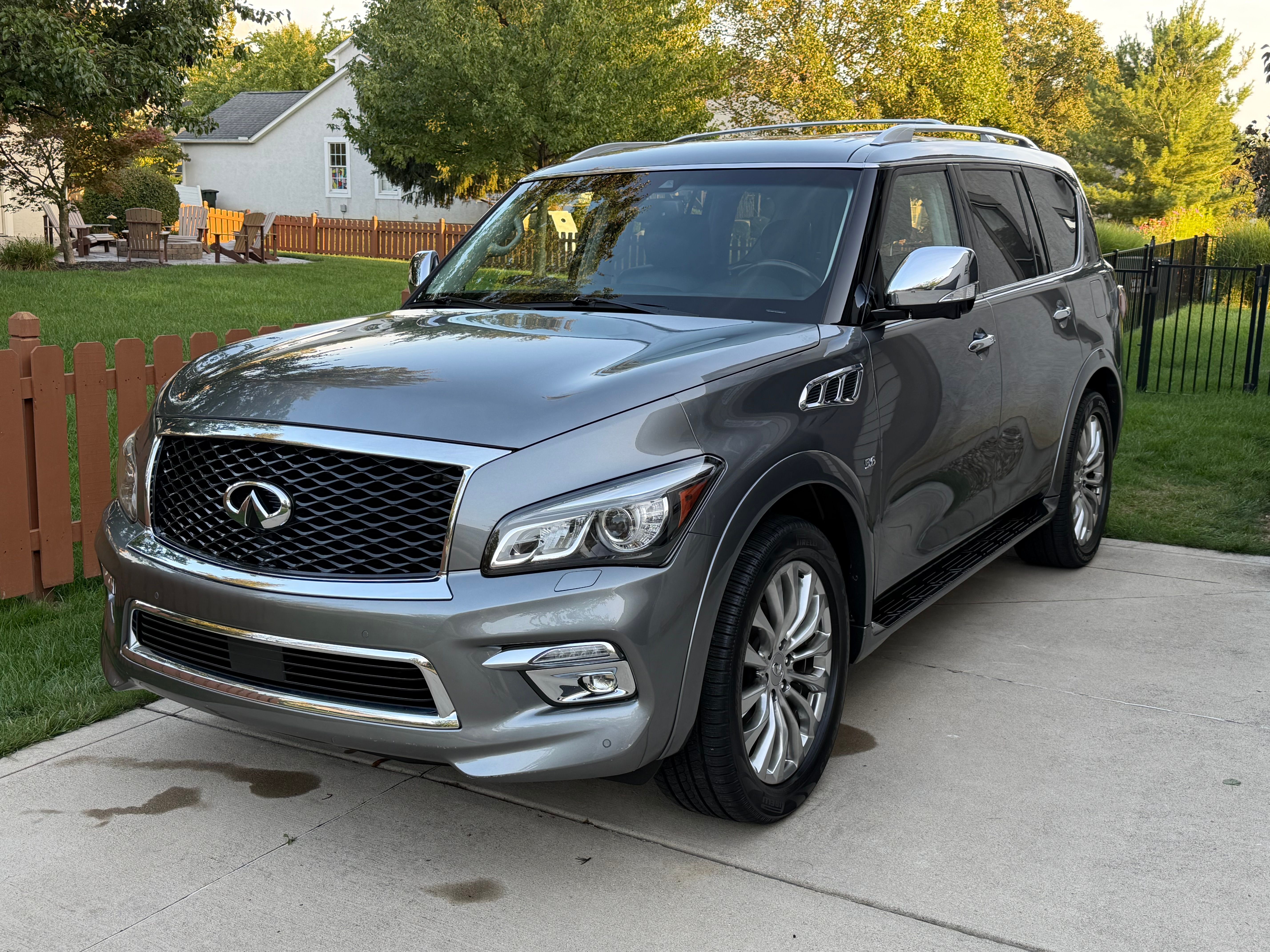 Used 2017 INFINITI QX80 4WD w/ Deluxe Technology Package image 1