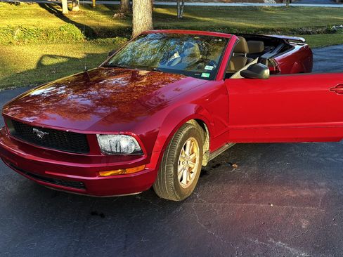 Used 2006 Ford Mustang Convertible image 8