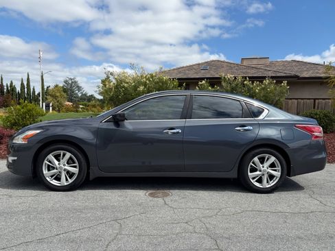 Used 2013 Nissan Altima 2.5 SV image 2