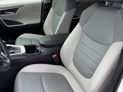 Used 2022 Toyota RAV4 XLE Premium image 9