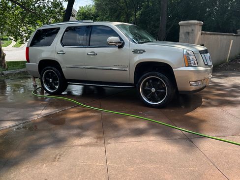 Used 2007 Cadillac Escalade AWD w/ Information Package image 5