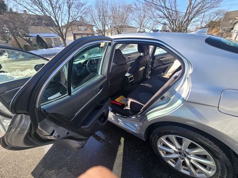 Used 2019 Toyota Camry LE image 6