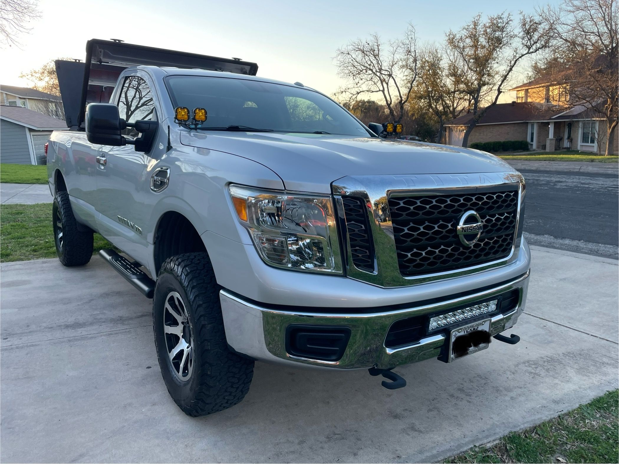 Used 2017 Nissan Titan SV RWD image 1