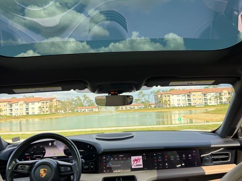 Used 2021 Porsche Taycan image 9