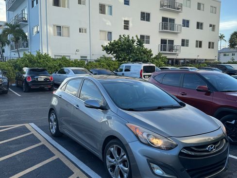 Used 2014 Hyundai Elantra GT w/ Option Group 03 FWD image 2