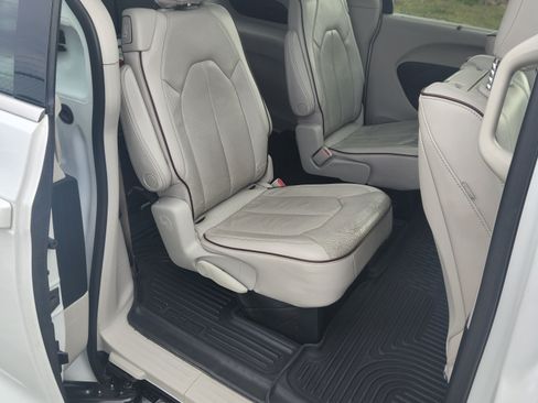 Used 2018 Chrysler Pacifica Limited w/ Tire & Wheel Group image 10