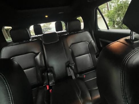 Used 2017 Ford Explorer XLT w/ Equipment Group 202A image 6