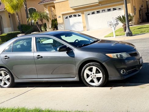Used 2012 Toyota Camry SE image 2